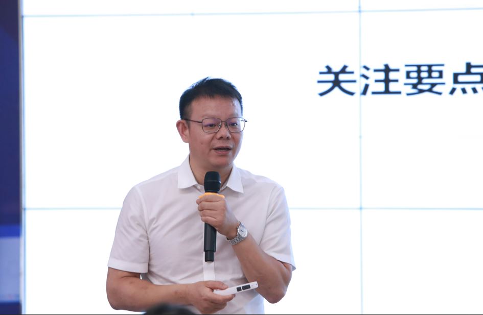 曾总.jpg 曾总.jpg