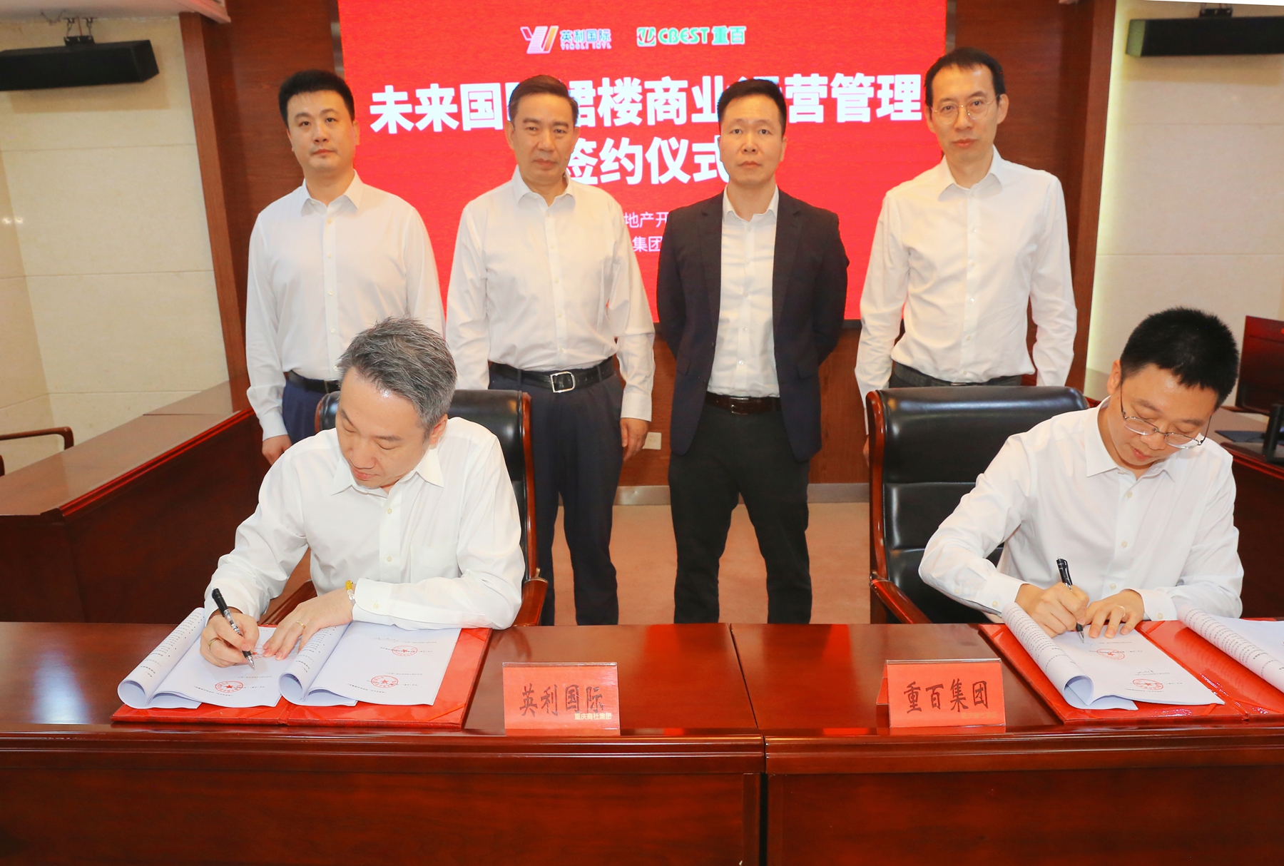 双方代表签约.jpg 双方代表签约.jpg