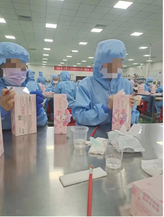 　　荆门奥美湿巾车间员工在工作图片来源：受访人提供