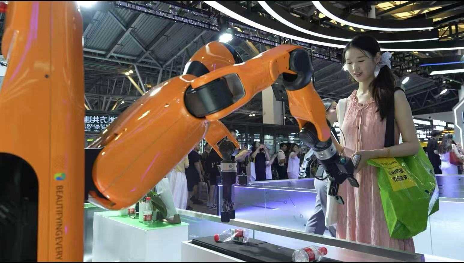 WAIC全球首秀|聚焦城服“3D”,侨银推出国内首个城市级专业化场景具身人形机器人